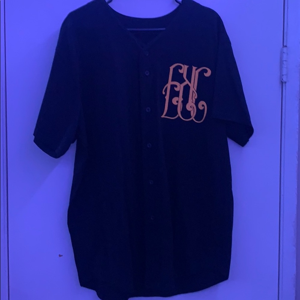 V-neck Empire Kings button up